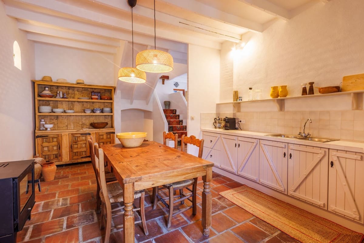 6 bedroom Semi-detached Villa for sale in Comares with garage - € 899,000 (Ref: 9663280)