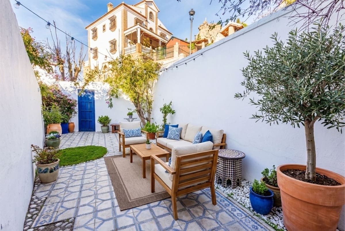 6 bedroom Semi-detached Villa for sale in Comares with garage - € 899,000 (Ref: 9663280)