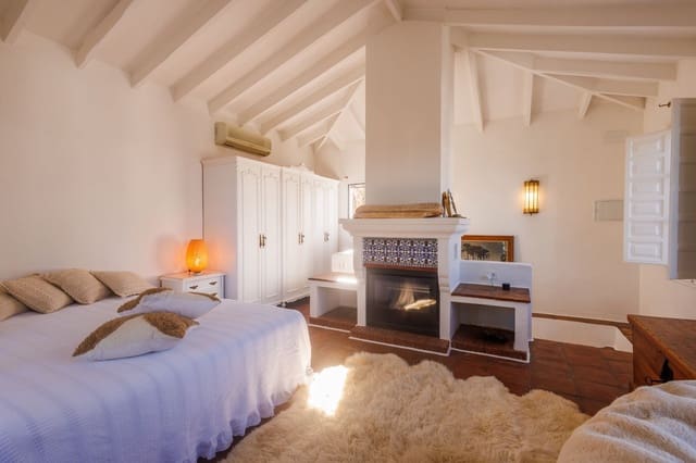 6 soverom Kjedet enebolig til salgs i Comares med garasje - € 899 000 (Ref: 9663280)