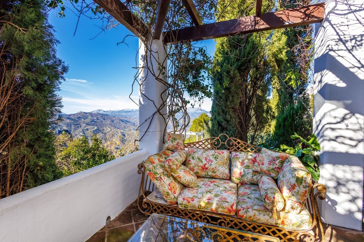 Pareado de 6 habitaciones en Comares en venta con garaje - 899.000 € (Ref: 9663280)