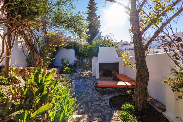 6 soverom Kjedet enebolig til salgs i Comares med garasje - € 899 000 (Ref: 9663280)