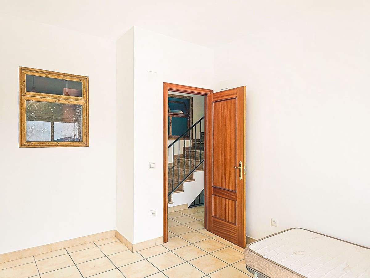 4 bedroom Semi-detached Villa for sale in Almogia with garage - € 250,000 (Ref: 9665524)