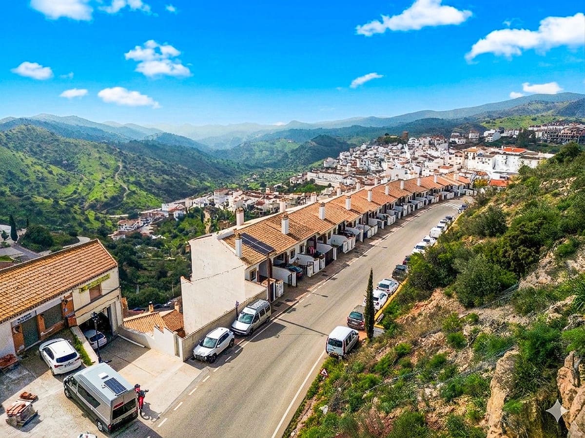 4 bedroom Semi-detached Villa for sale in Almogia with garage - € 250,000 (Ref: 9665524)
