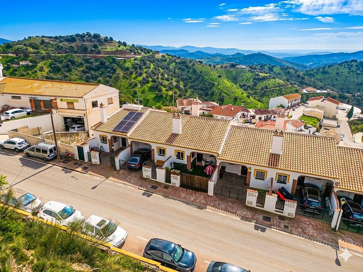 4 bedroom Semi-detached Villa for sale in Almogia with garage - € 250,000 (Ref: 9665524)