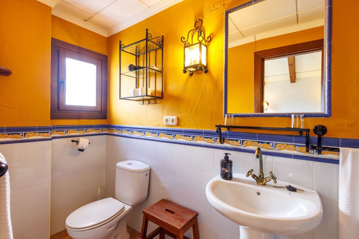 9 bedroom Hotel for sale in Villanueva de Tapia - € 749,000 (Ref: 9676278)