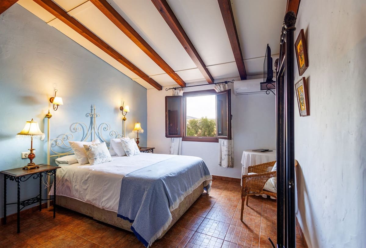 9 bedroom Hotel for sale in Villanueva de Tapia - € 749,000 (Ref: 9676278)