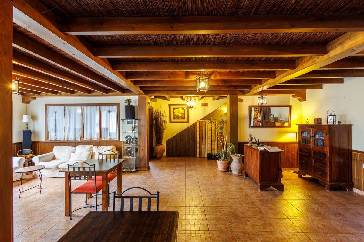 9 bedroom Hotel for sale in Villanueva de Tapia - € 749,000 (Ref: 9676278)