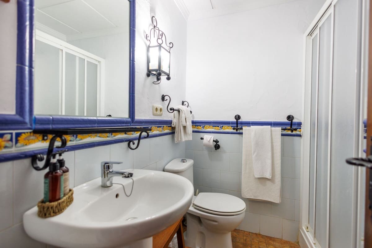 9 bedroom Hotel for sale in Villanueva de Tapia - € 749,000 (Ref: 9676278)