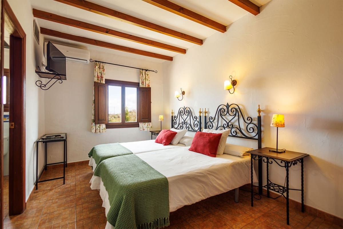 9 bedroom Hotel for sale in Villanueva de Tapia - € 749,000 (Ref: 9676278)