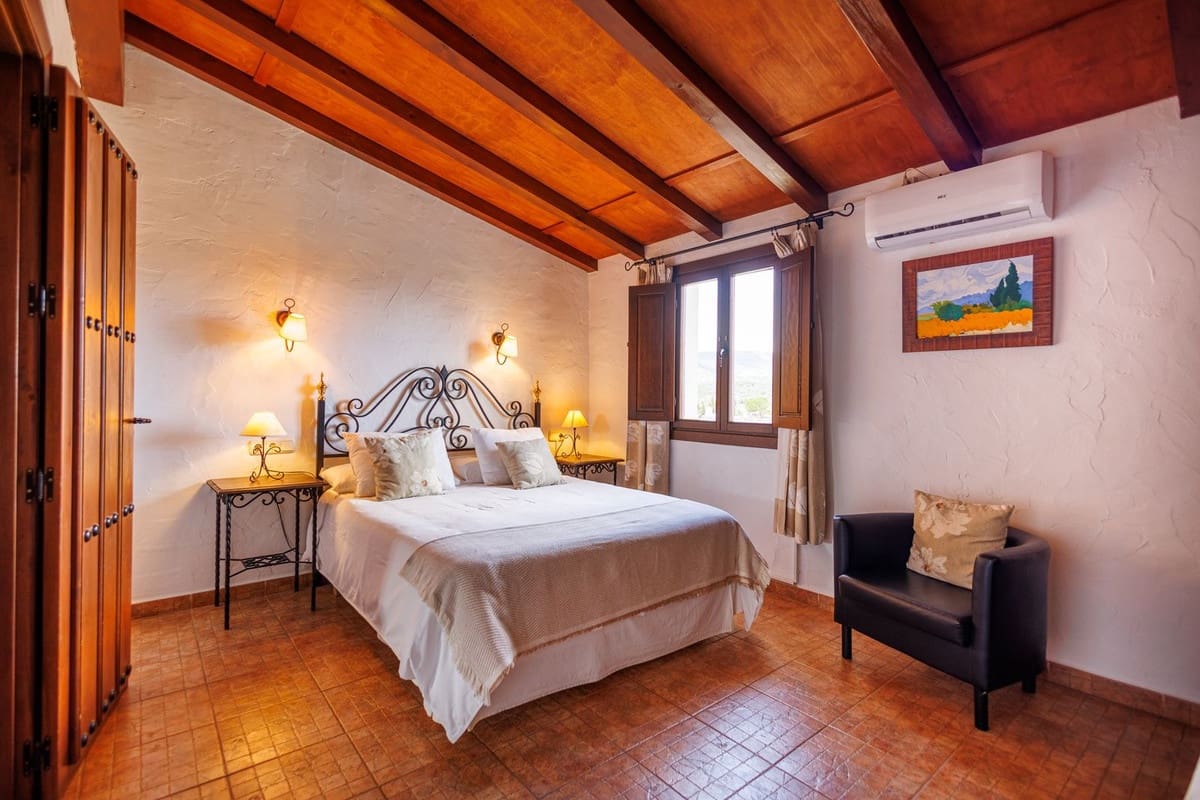 9 bedroom Hotel for sale in Villanueva de Tapia - € 749,000 (Ref: 9676278)