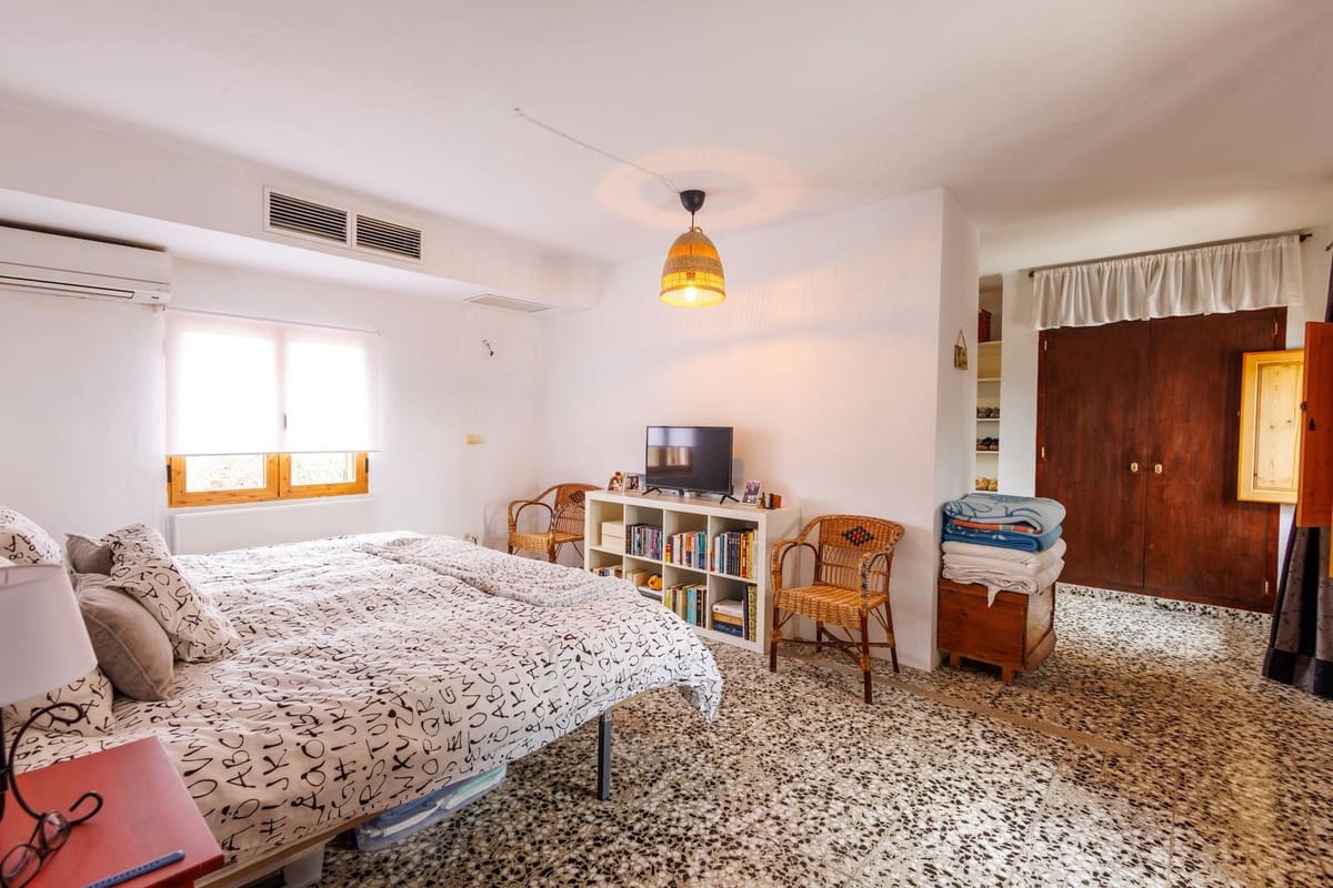 9 bedroom Hotel for sale in Villanueva de Tapia - € 749,000 (Ref: 9676278)