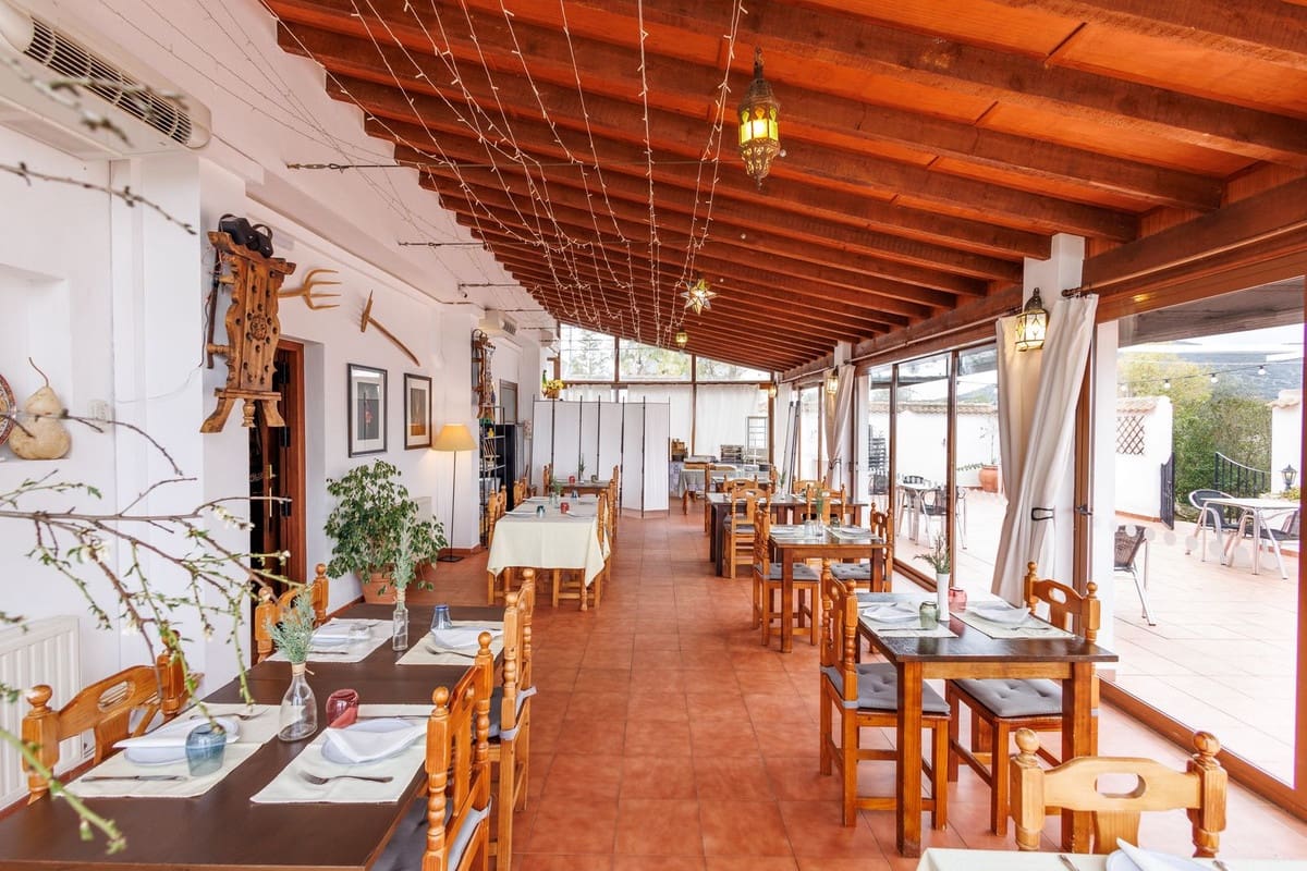 Hotel de 9 habitaciones en Villanueva de Tapia en venta - 749.000 € (Ref: 9676278)