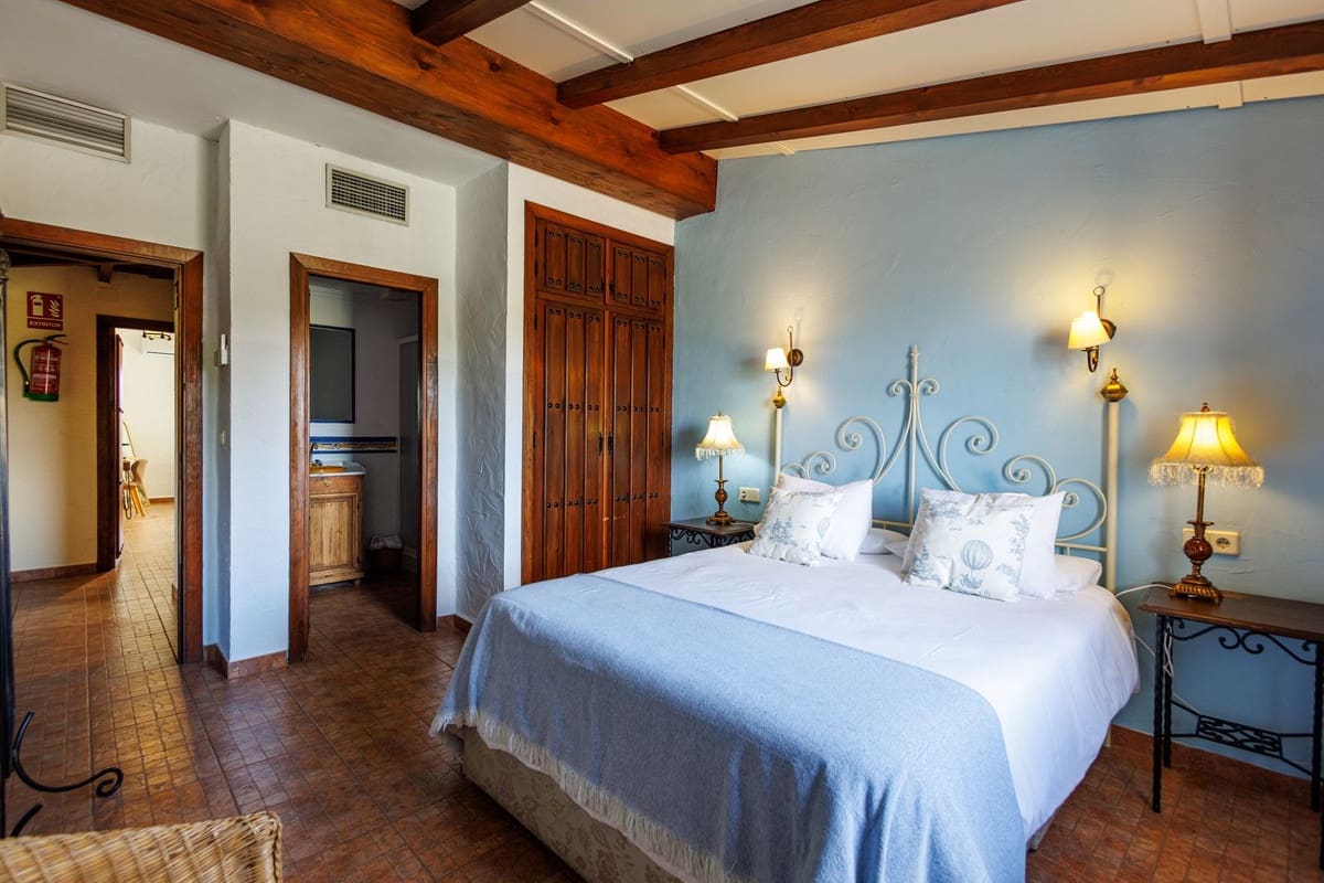 Hotel de 9 habitaciones en Villanueva de Tapia en venta - 749.000 € (Ref: 9676278)