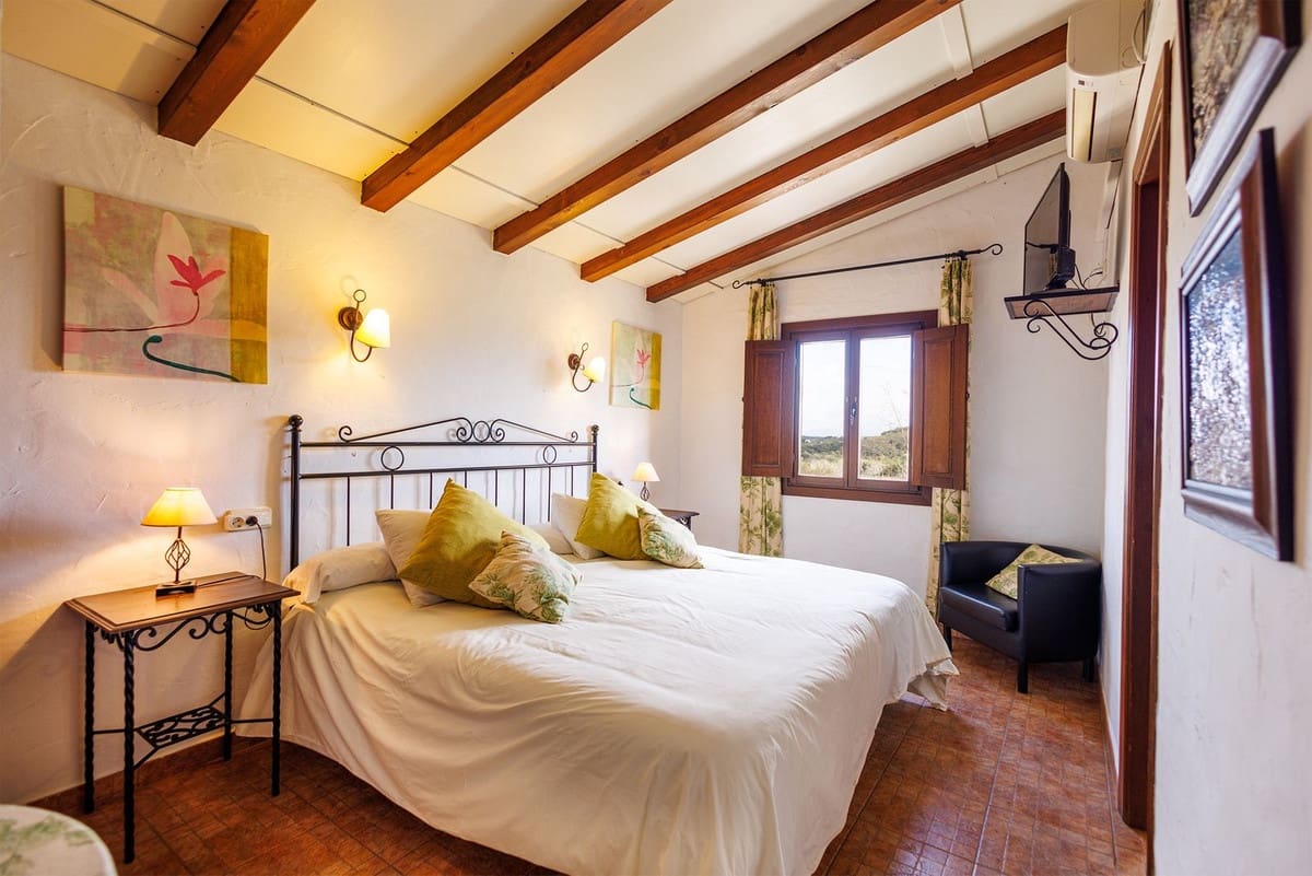 Hotel de 9 habitaciones en Villanueva de Tapia en venta - 749.000 € (Ref: 9676278)