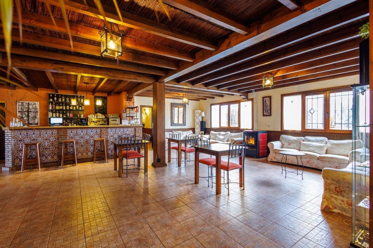 Hotel de 9 habitaciones en Villanueva de Tapia en venta - 749.000 € (Ref: 9676278)