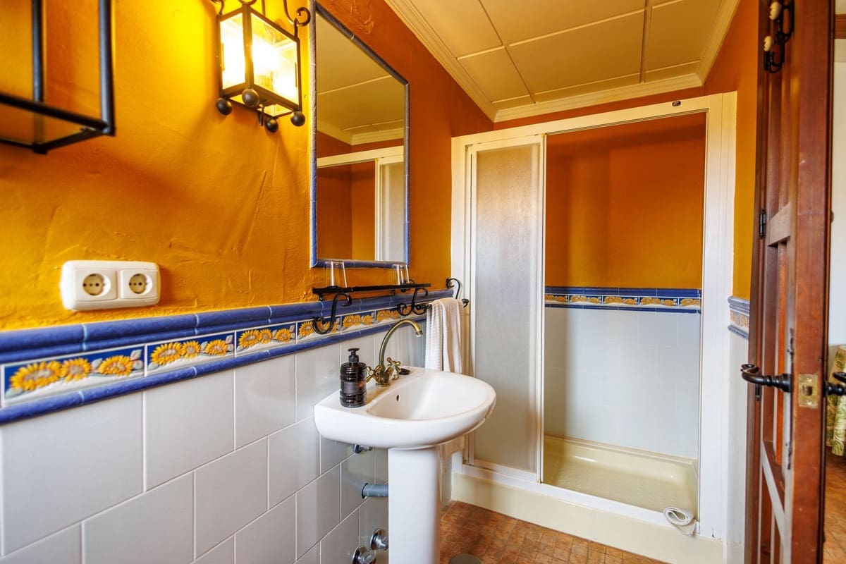 Hotel de 9 habitaciones en Villanueva de Tapia en venta - 749.000 € (Ref: 9676278)