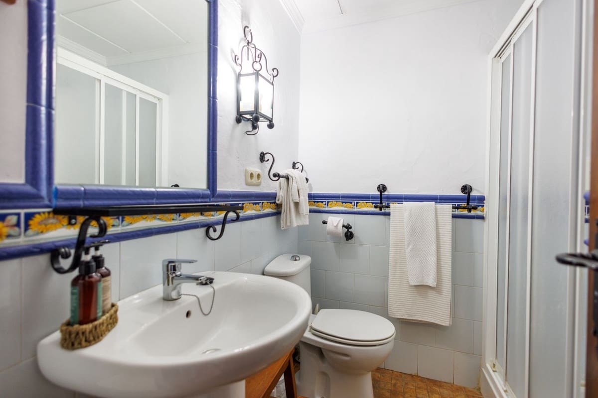 Hotel de 9 habitaciones en Villanueva de Tapia en venta - 749.000 € (Ref: 9676278)