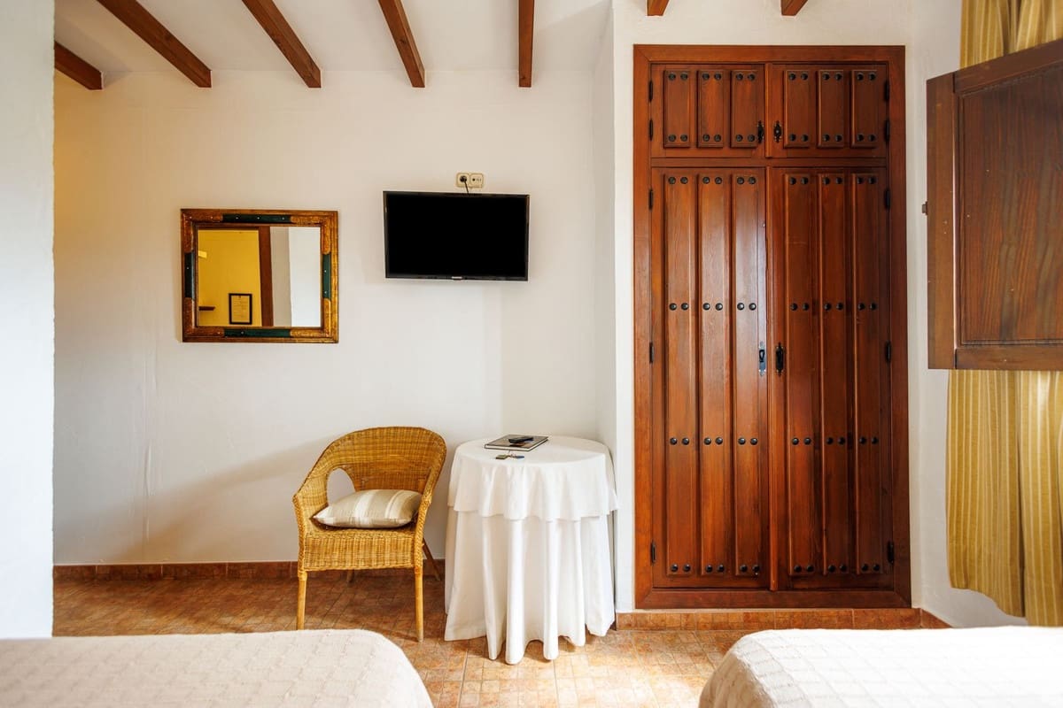 Hotel de 9 habitaciones en Villanueva de Tapia en venta - 749.000 € (Ref: 9676278)