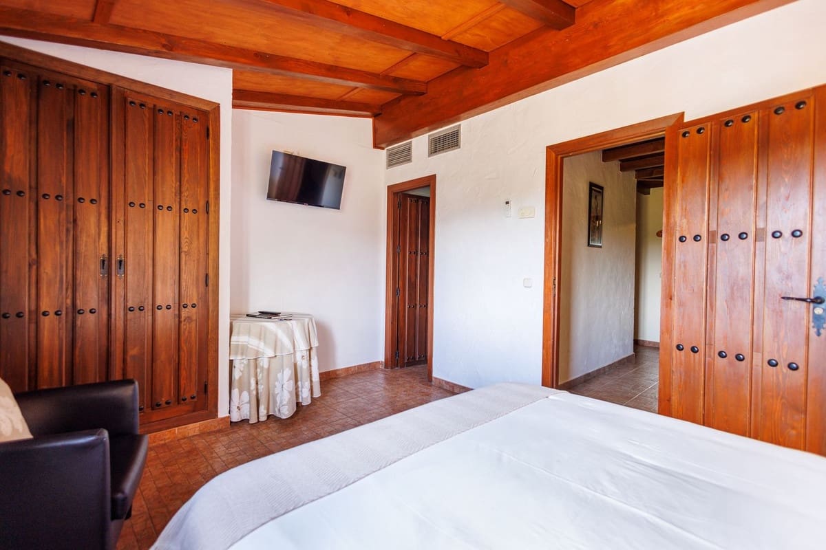 Hotel de 9 habitaciones en Villanueva de Tapia en venta - 749.000 € (Ref: 9676278)