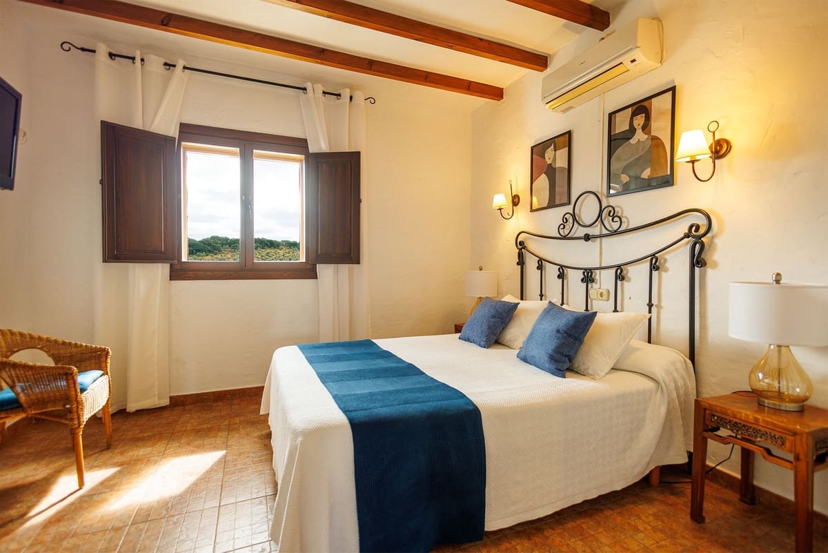 Hotel de 9 habitaciones en Villanueva de Tapia en venta - 749.000 € (Ref: 9676278)