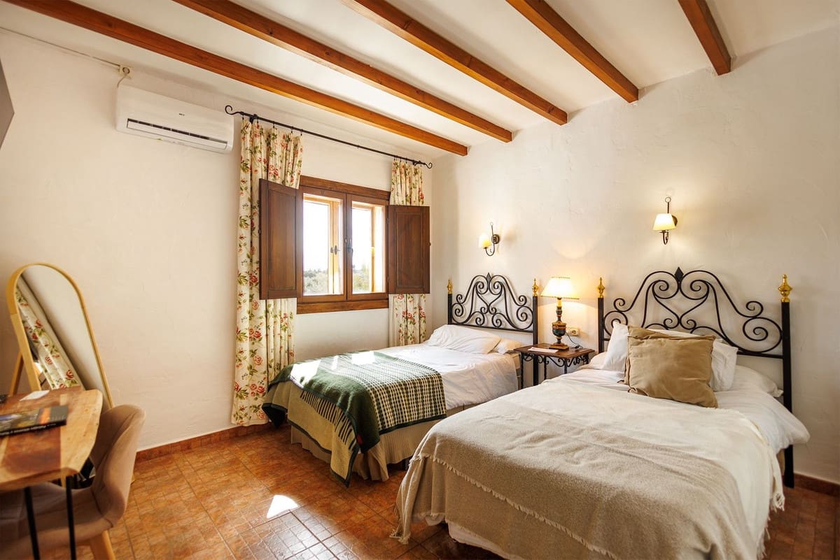 Hotel de 9 habitaciones en Villanueva de Tapia en venta - 749.000 € (Ref: 9676278)