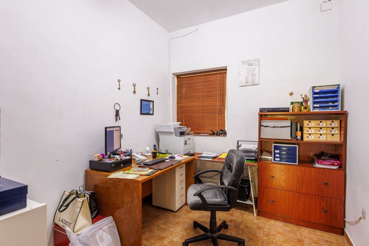 Hotel de 9 habitaciones en Villanueva de Tapia en venta - 749.000 € (Ref: 9676278)