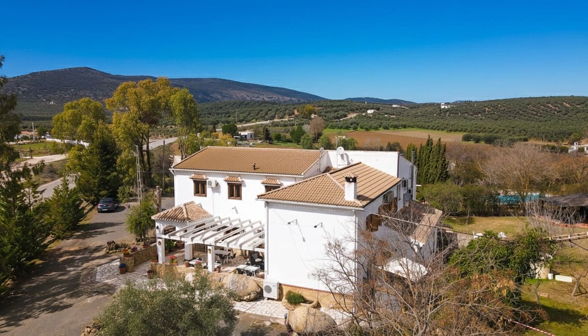 Hotel de 9 habitaciones en Villanueva de Tapia en venta - 749.000 € (Ref: 9676278)