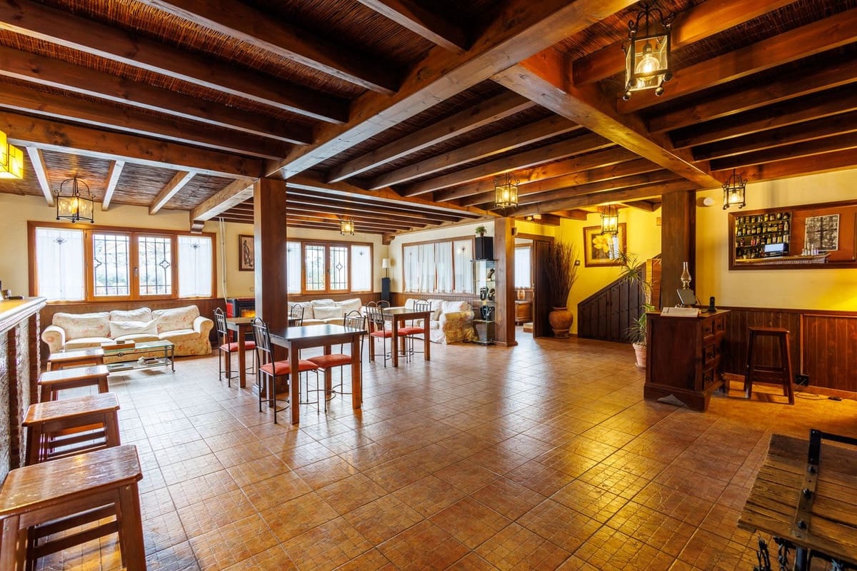 9 makuuhuone Hotelli myytävänä paikassa Villanueva de Tapia - 749 000 € (Ref: 9676278)