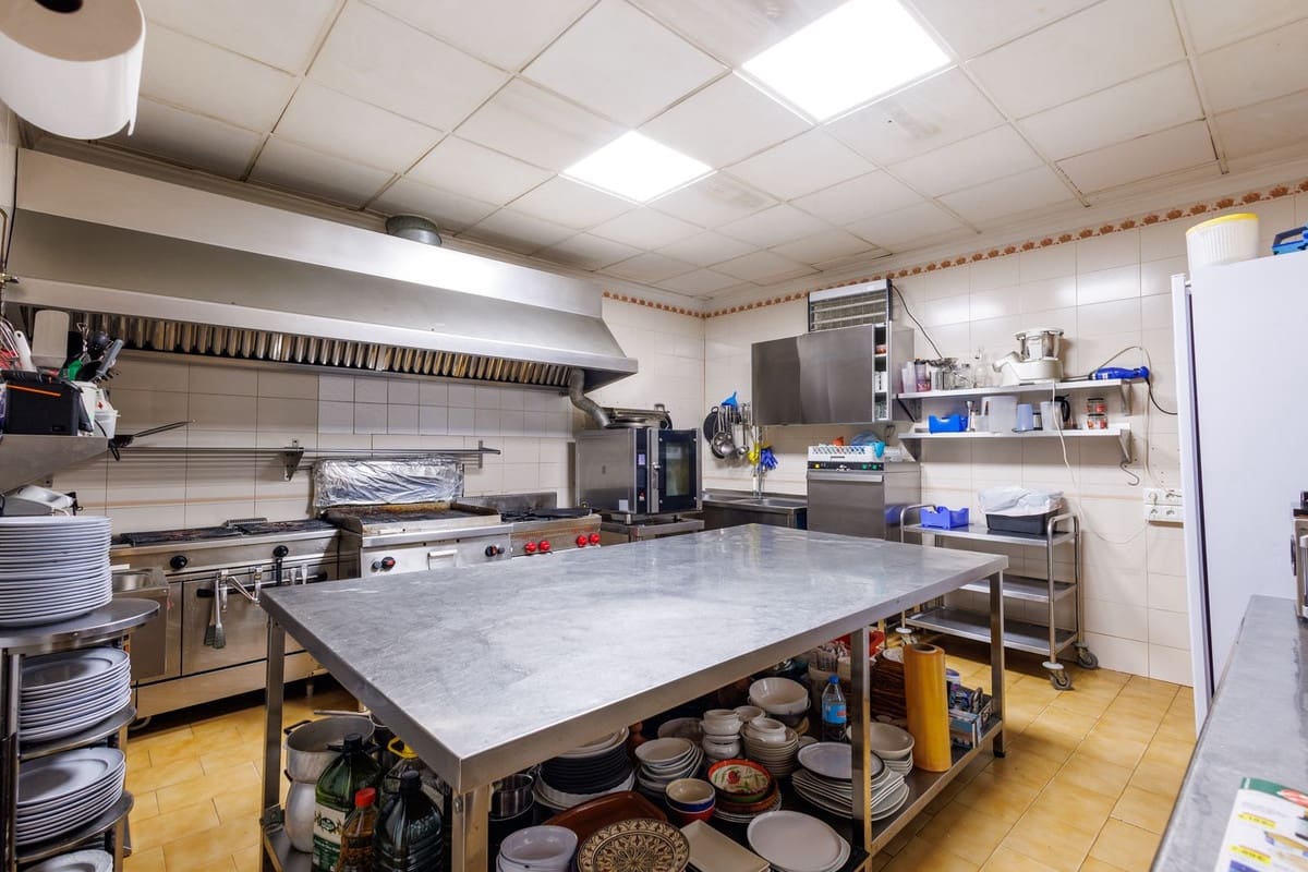 9 makuuhuone Hotelli myytävänä paikassa Villanueva de Tapia - 749 000 € (Ref: 9676278)