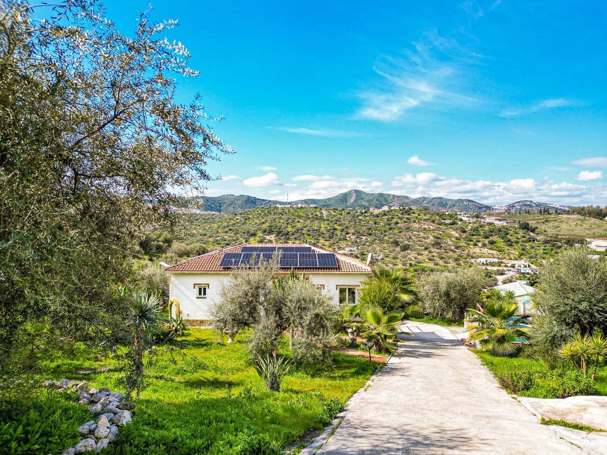 3 soverom Villa til salgs i Vinuela med svømmebasseng garasje - € 399 000 (Ref: 9700238)