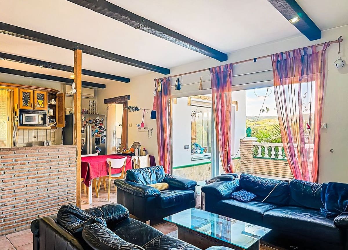 3 bedroom Villa for sale in Vinuela with pool garage - € 399,000 (Ref: 9700238)