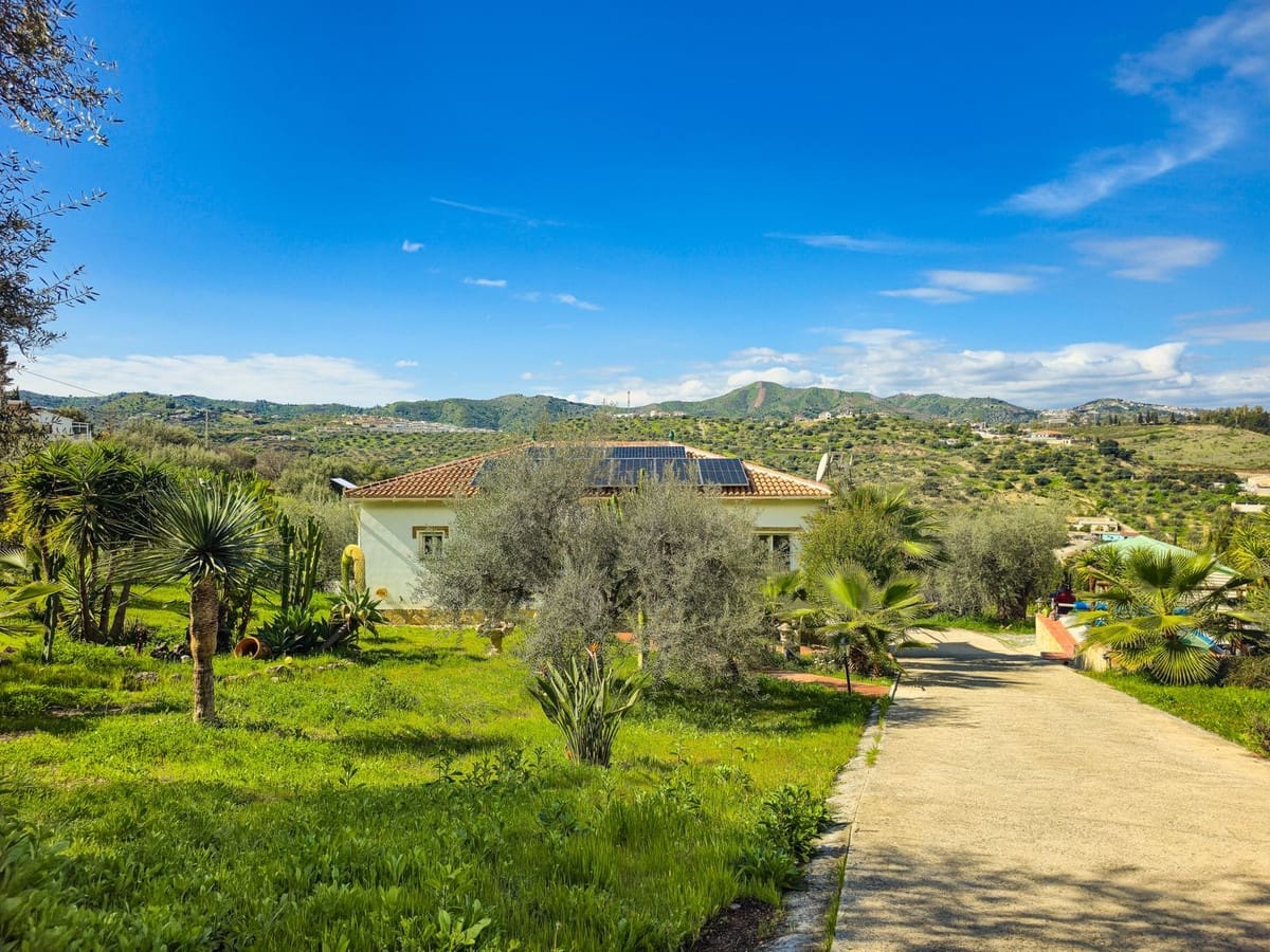 3 bedroom Villa for sale in Vinuela with pool garage - € 399,000 (Ref: 9700238)