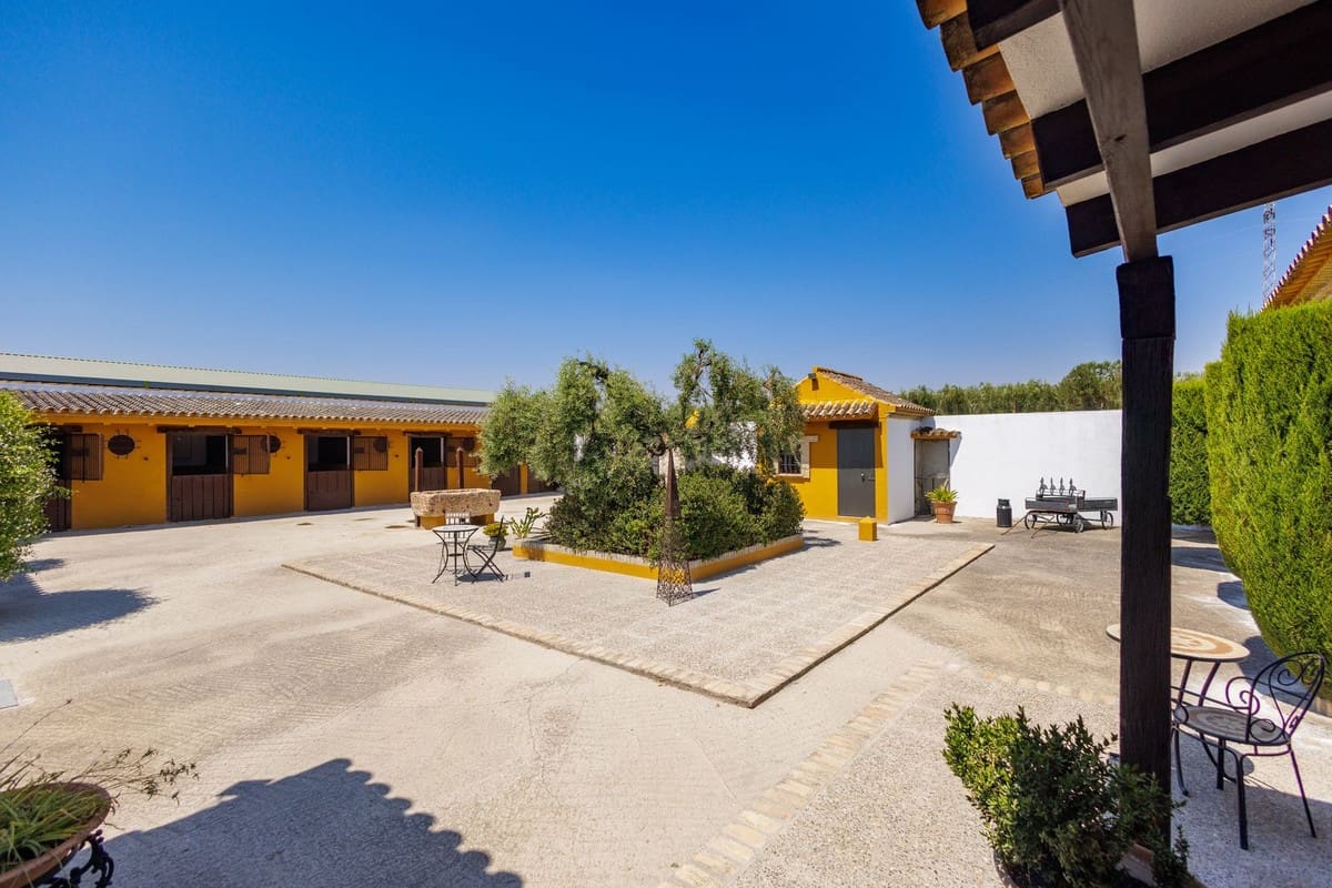 6 soveværelse Finca/Landehus til salg i Moron de la Frontera med swimmingpool garage - € 695.000 (Ref: 9720713)