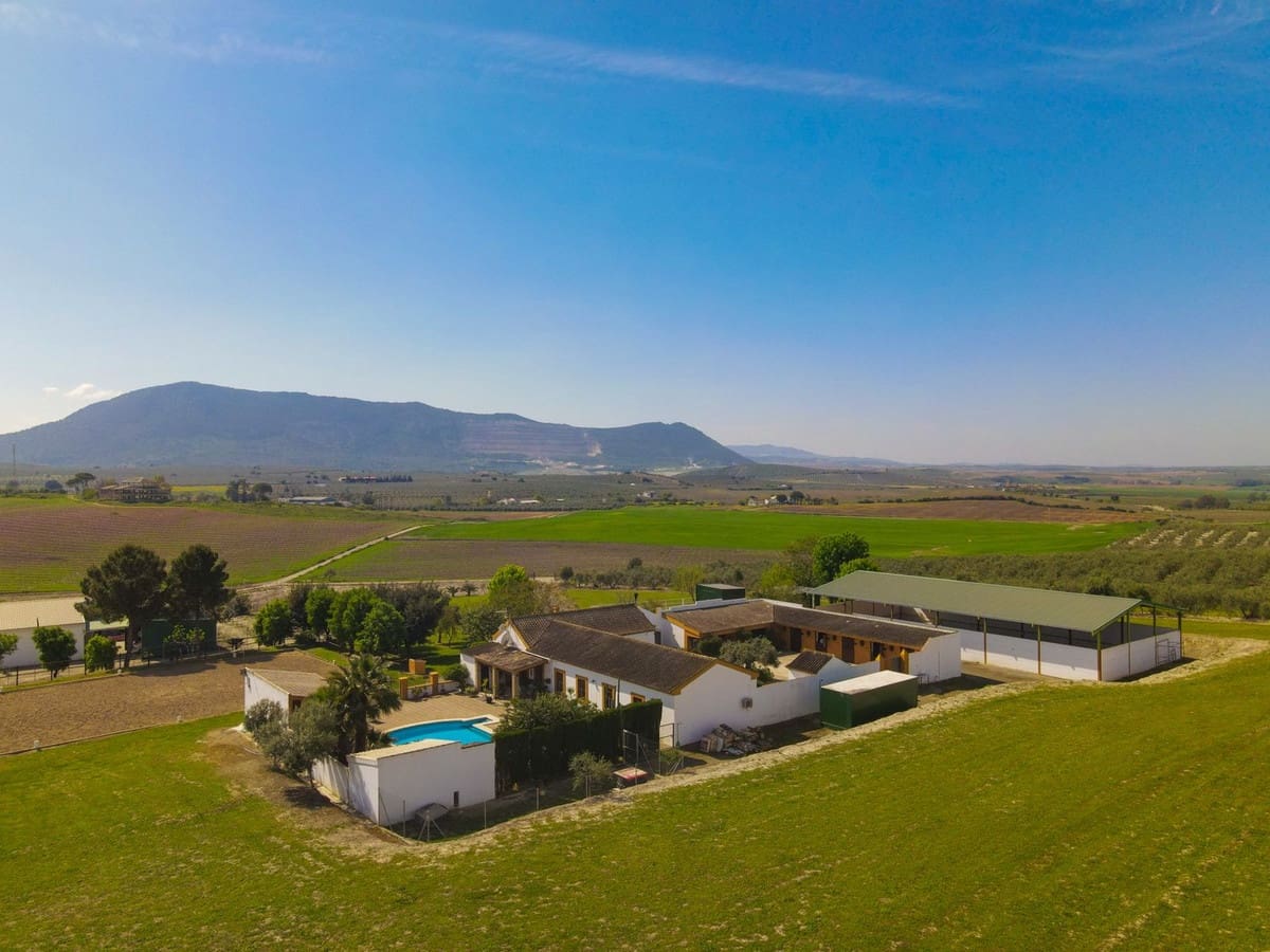 6 soveværelse Finca/Landehus til salg i Moron de la Frontera med swimmingpool garage - € 695.000 (Ref: 9720713)