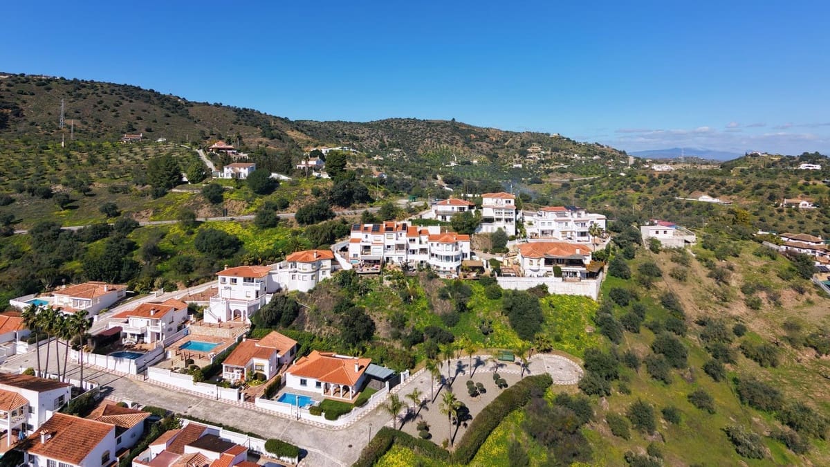 3 bedroom Townhouse for sale in Monda with garage - € 349,000 (Ref: 9730818)