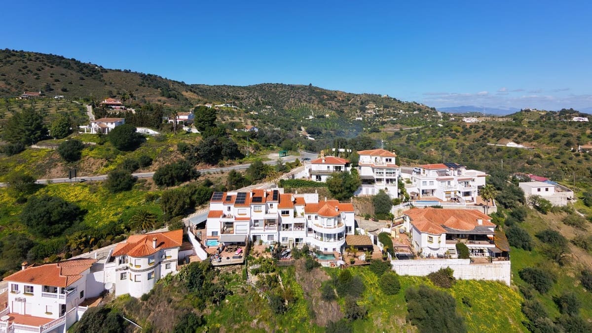 3 bedroom Townhouse for sale in Monda with garage - € 349,000 (Ref: 9730818)