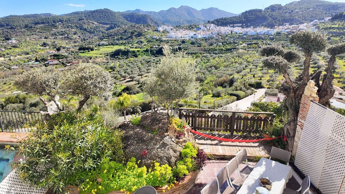 3 bedroom Townhouse for sale in Monda with garage - € 349,000 (Ref: 9730818)