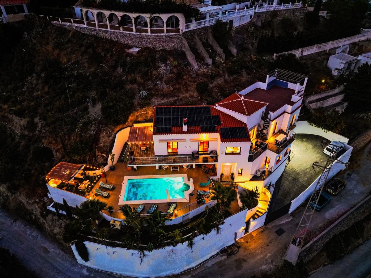5 bedroom Villa for sale in Almunecar with pool garage - € 899,500 (Ref: 9735008)