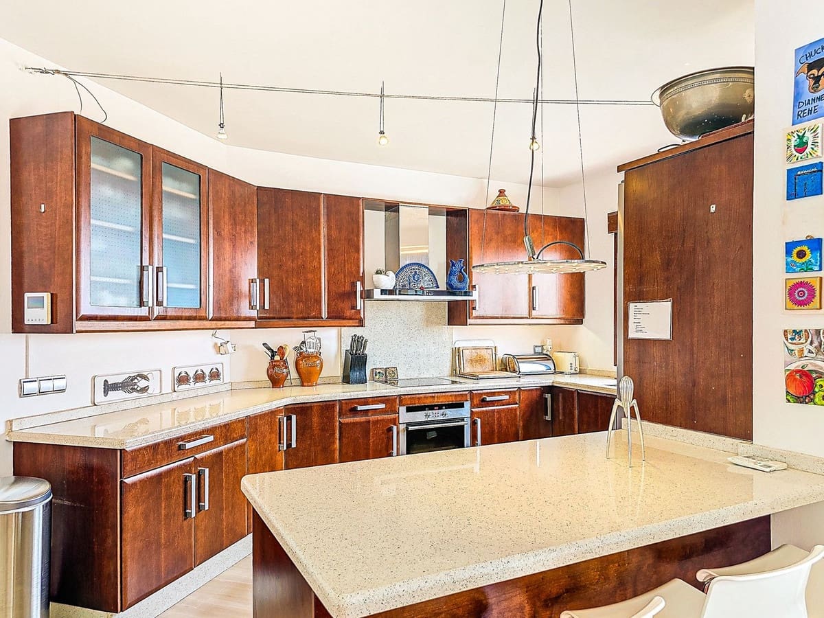 5 bedroom Villa for sale in Almunecar with pool garage - € 899,500 (Ref: 9735008)