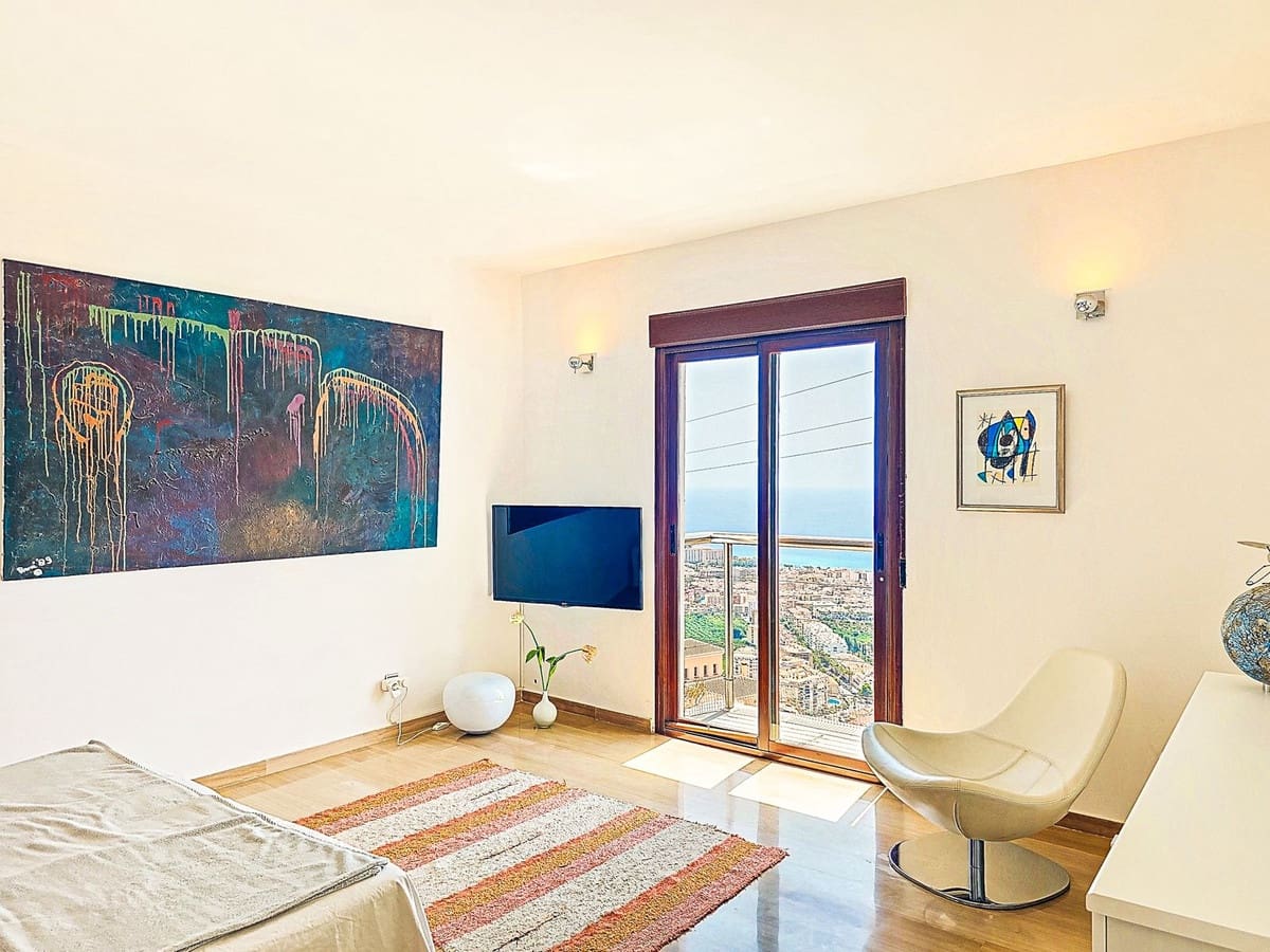5 bedroom Villa for sale in Almunecar with pool garage - € 899,500 (Ref: 9735008)