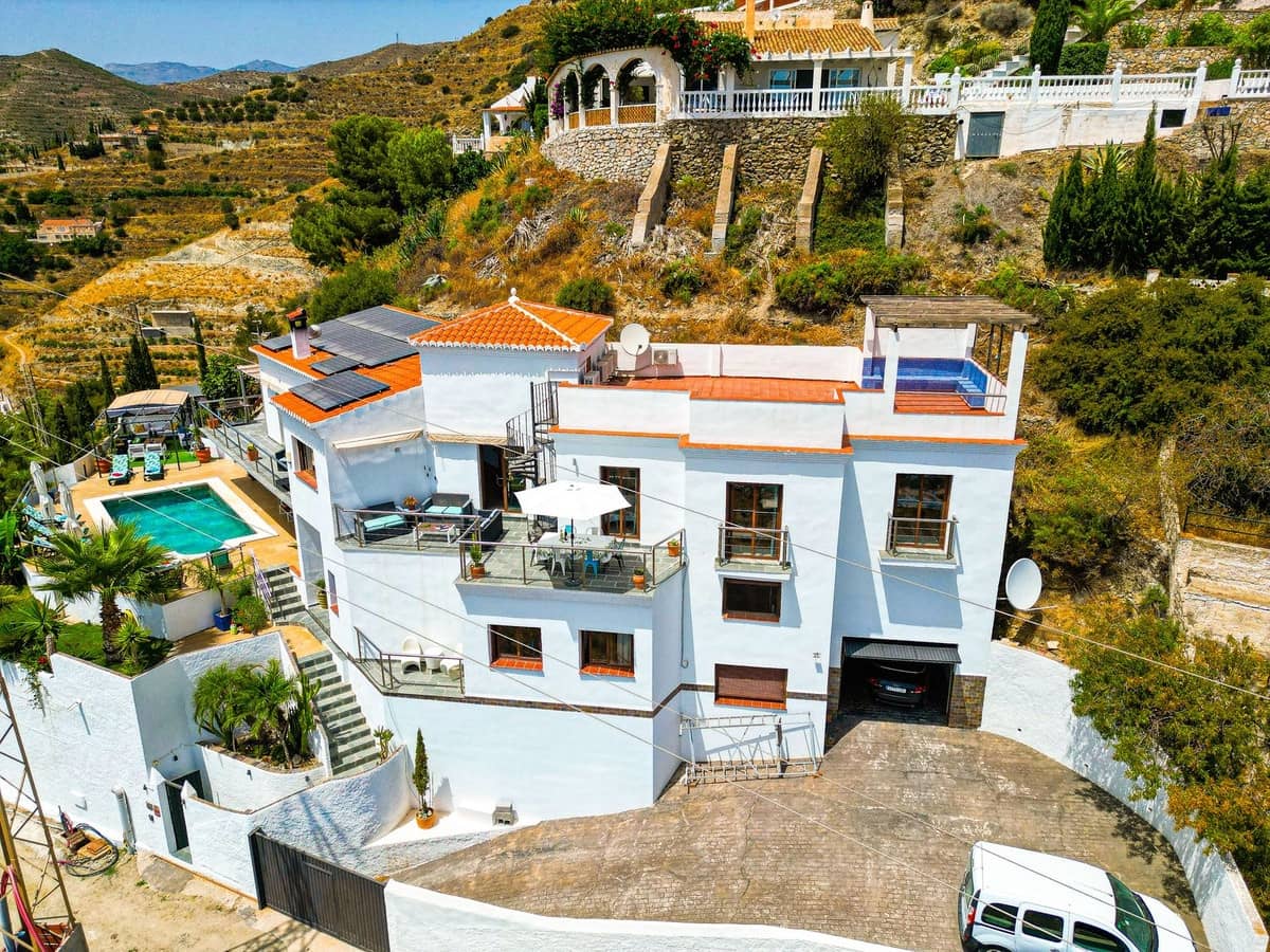 5 bedroom Villa for sale in Almunecar with pool garage - € 899,500 (Ref: 9735008)