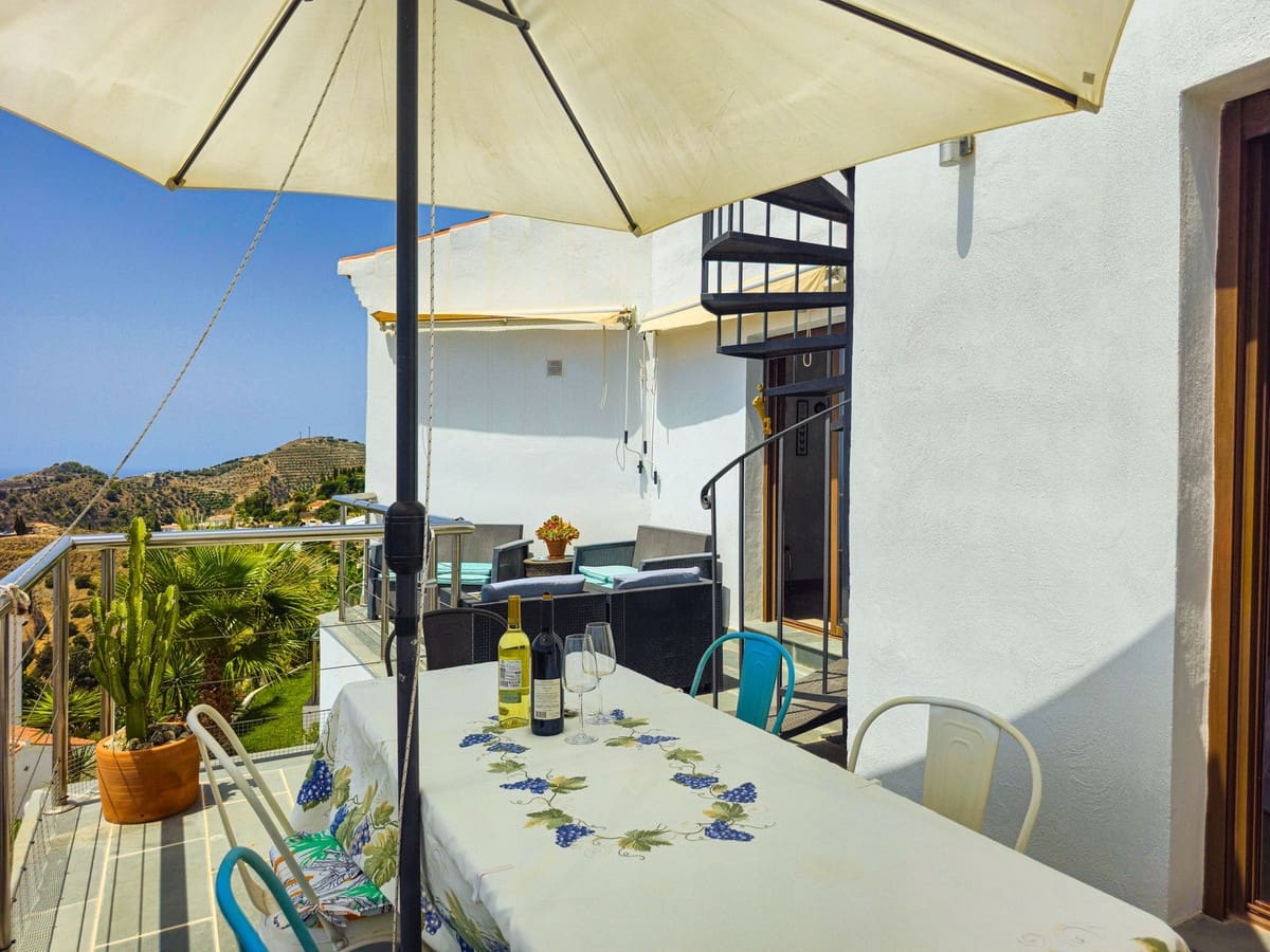 5 bedroom Villa for sale in Almunecar with pool garage - € 899,500 (Ref: 9735008)