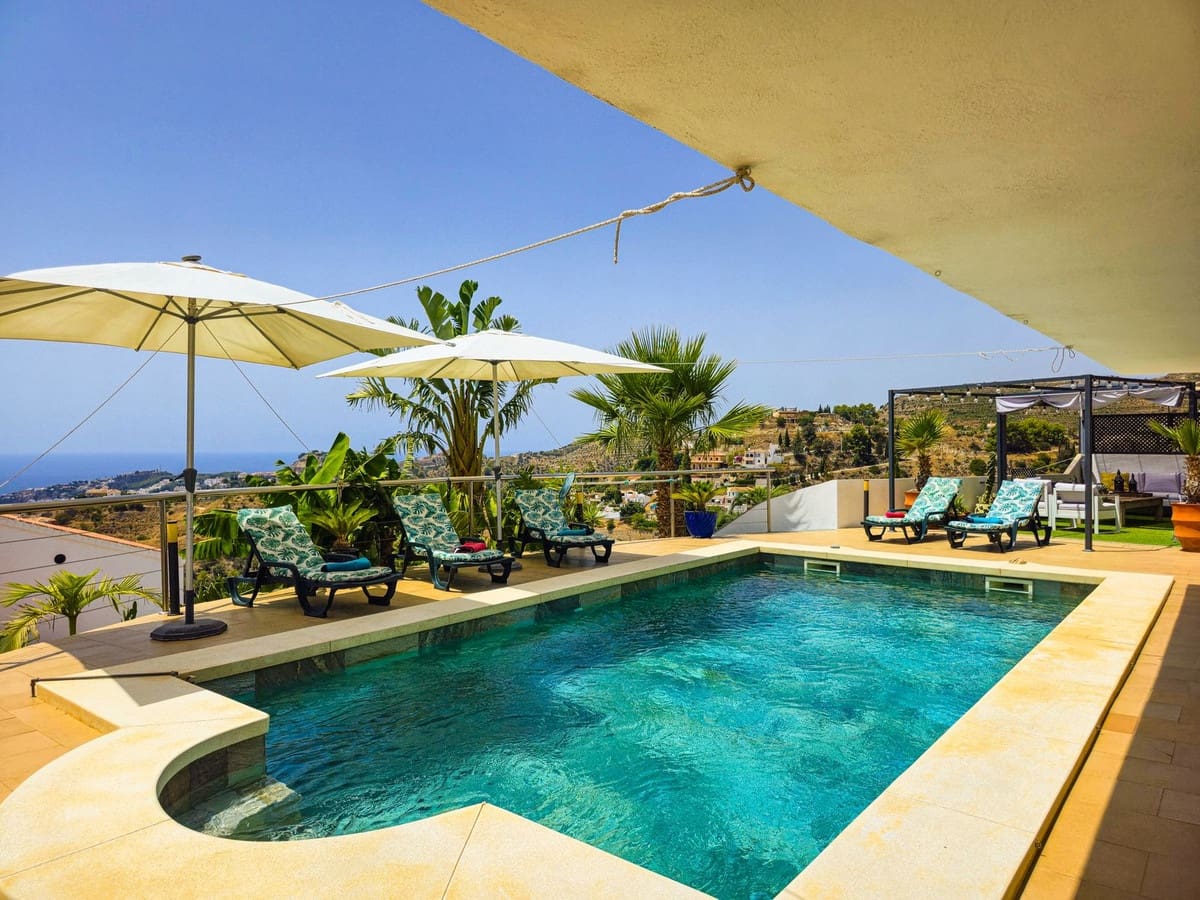 5 bedroom Villa for sale in Almunecar with pool garage - € 899,500 (Ref: 9735008)