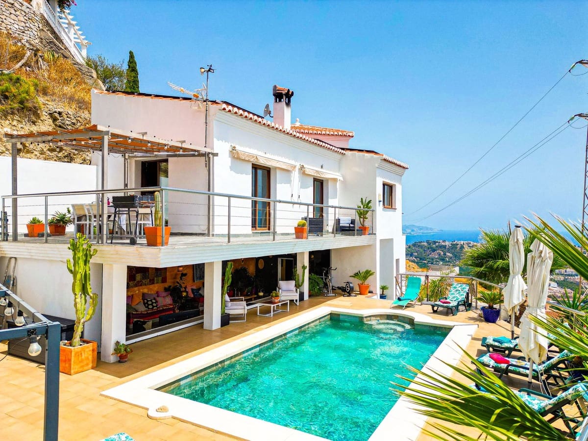 5 bedroom Villa for sale in Almunecar with pool garage - € 899,500 (Ref: 9735008)