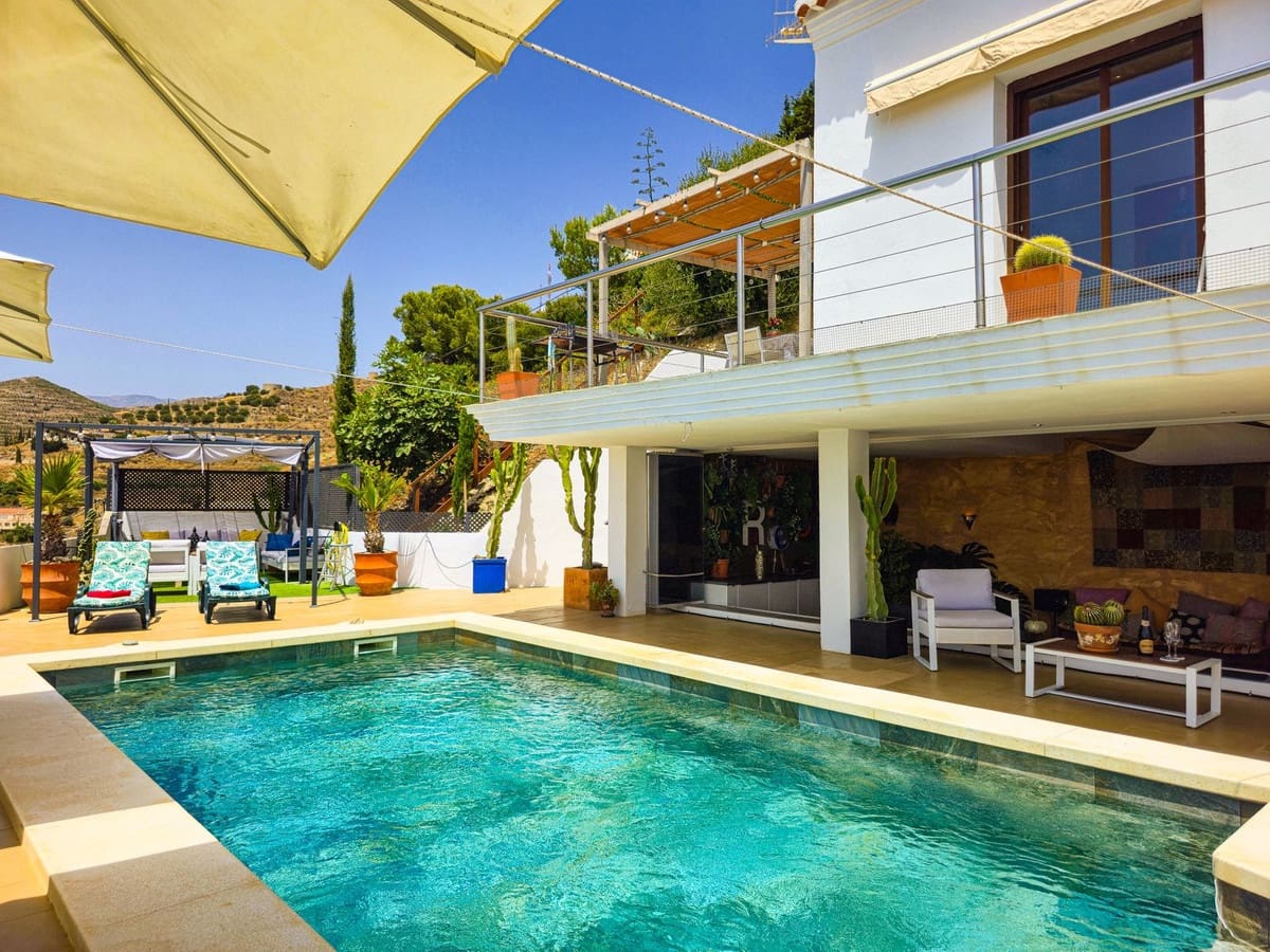 5 bedroom Villa for sale in Almunecar with pool garage - € 899,500 (Ref: 9735008)