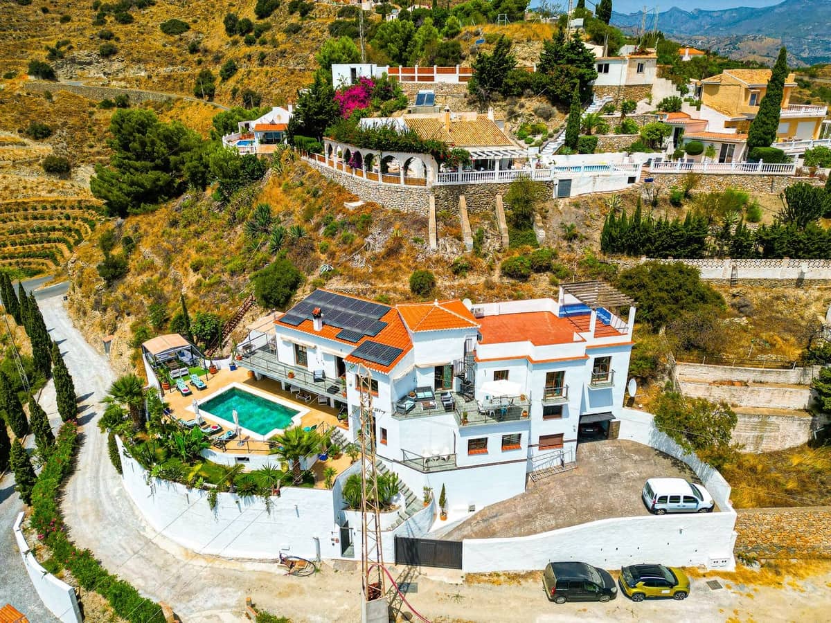 5 bedroom Villa for sale in Almunecar with pool garage - € 899,500 (Ref: 9735008)