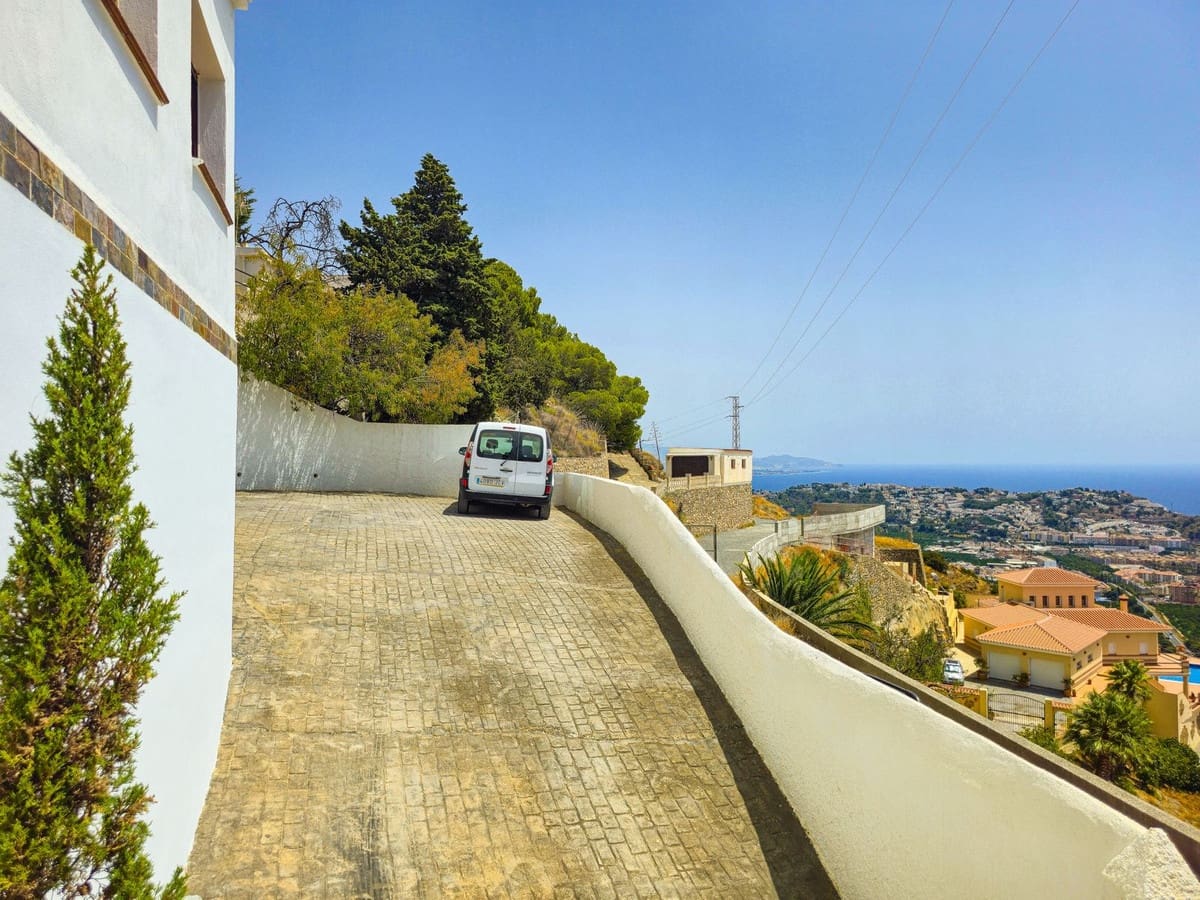5 bedroom Villa for sale in Almunecar with pool garage - € 899,500 (Ref: 9735008)