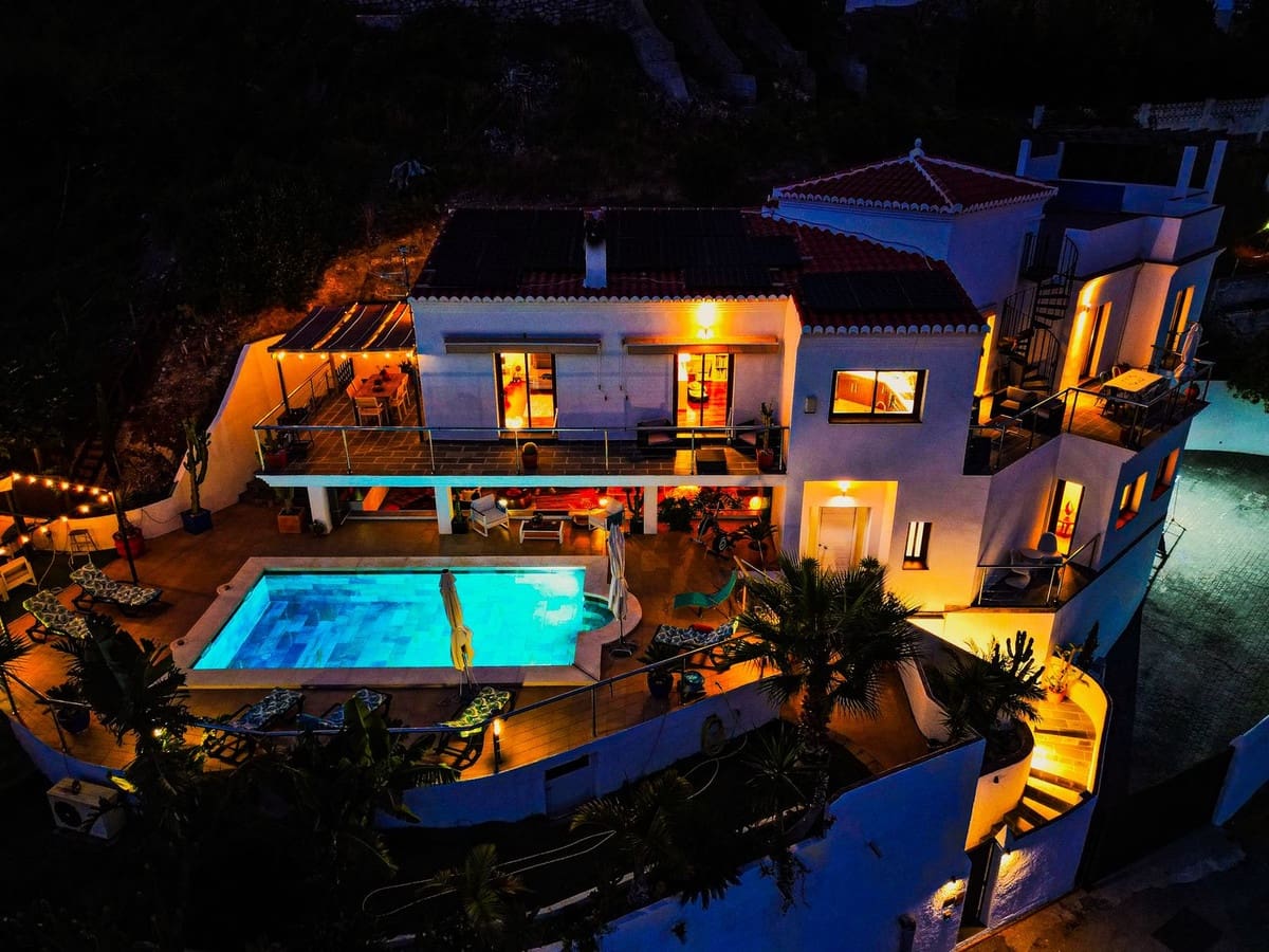 5 bedroom Villa for sale in Almunecar with pool garage - € 899,500 (Ref: 9735008)