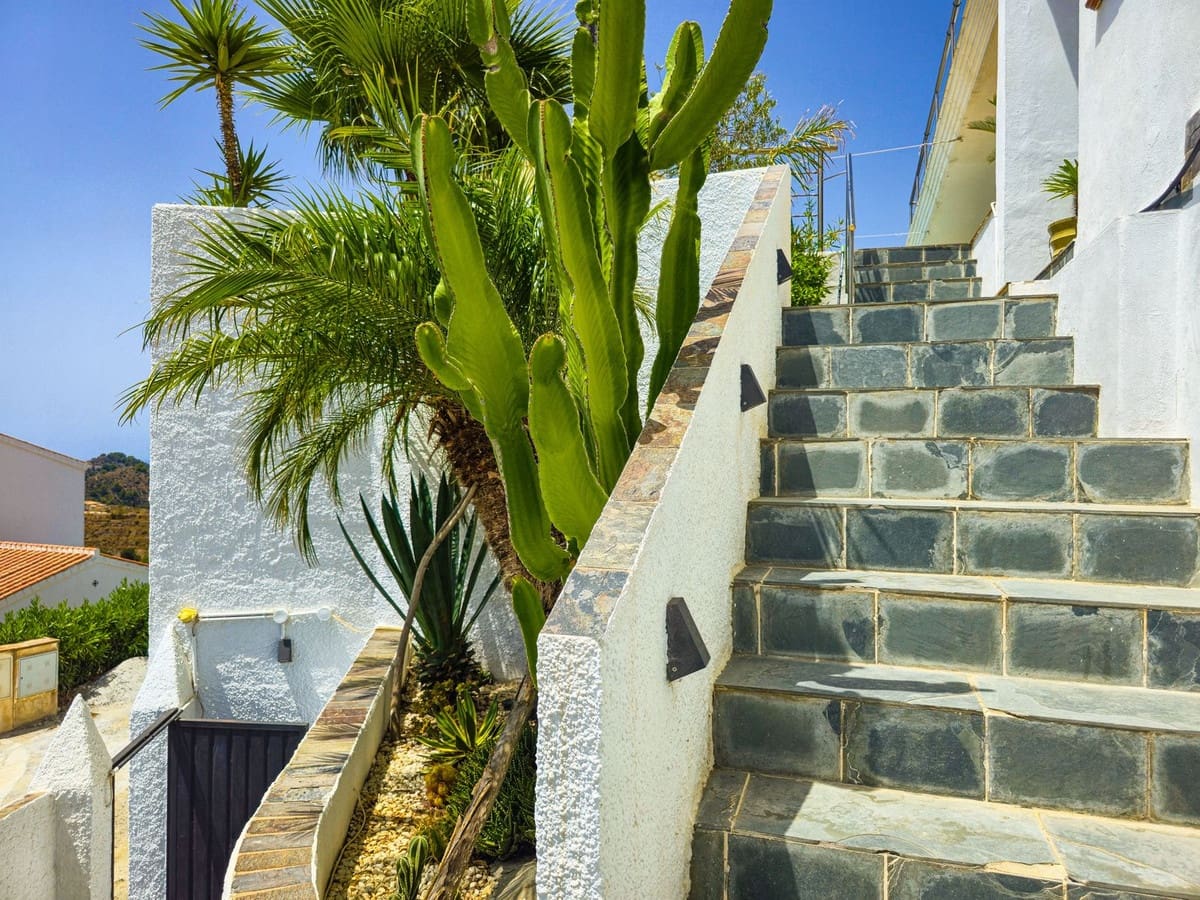5 bedroom Villa for sale in Almunecar with pool garage - € 899,500 (Ref: 9735008)