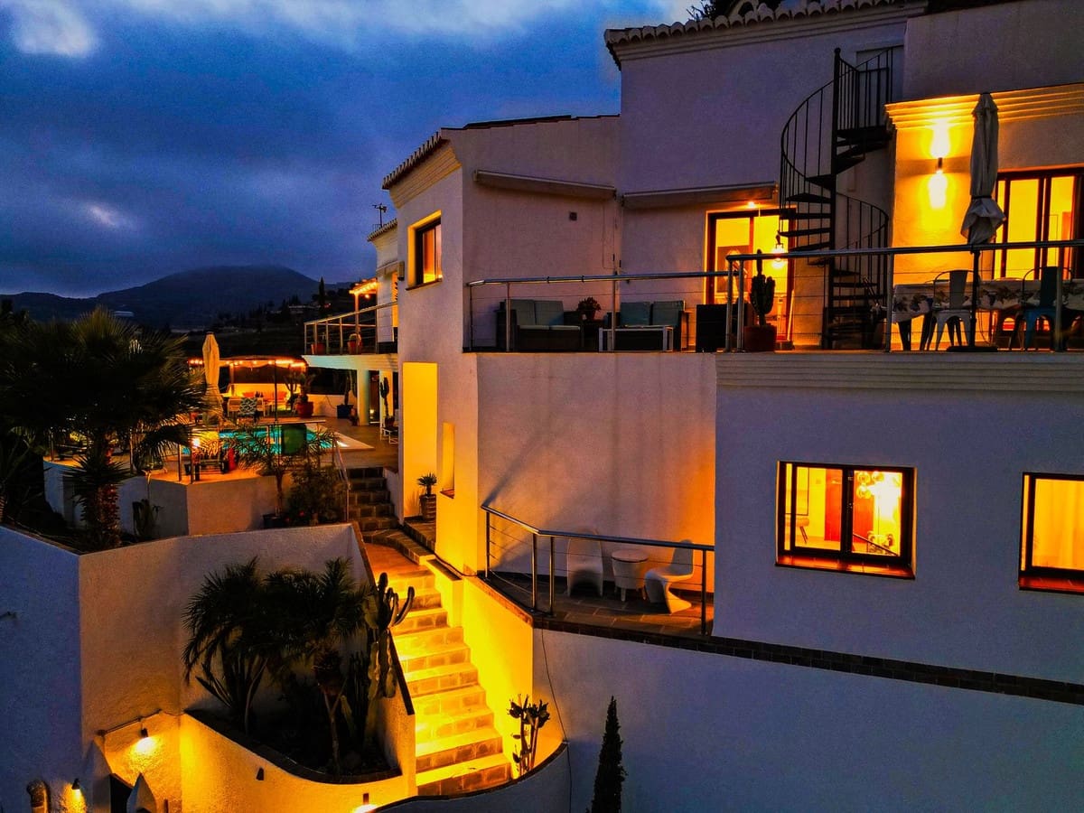 5 bedroom Villa for sale in Almunecar with pool garage - € 899,500 (Ref: 9735008)